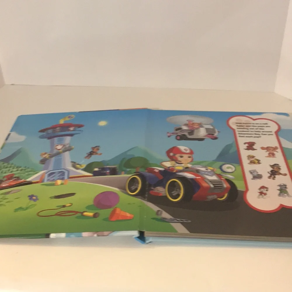 Nickelodeon Paw Patrol first look and find book